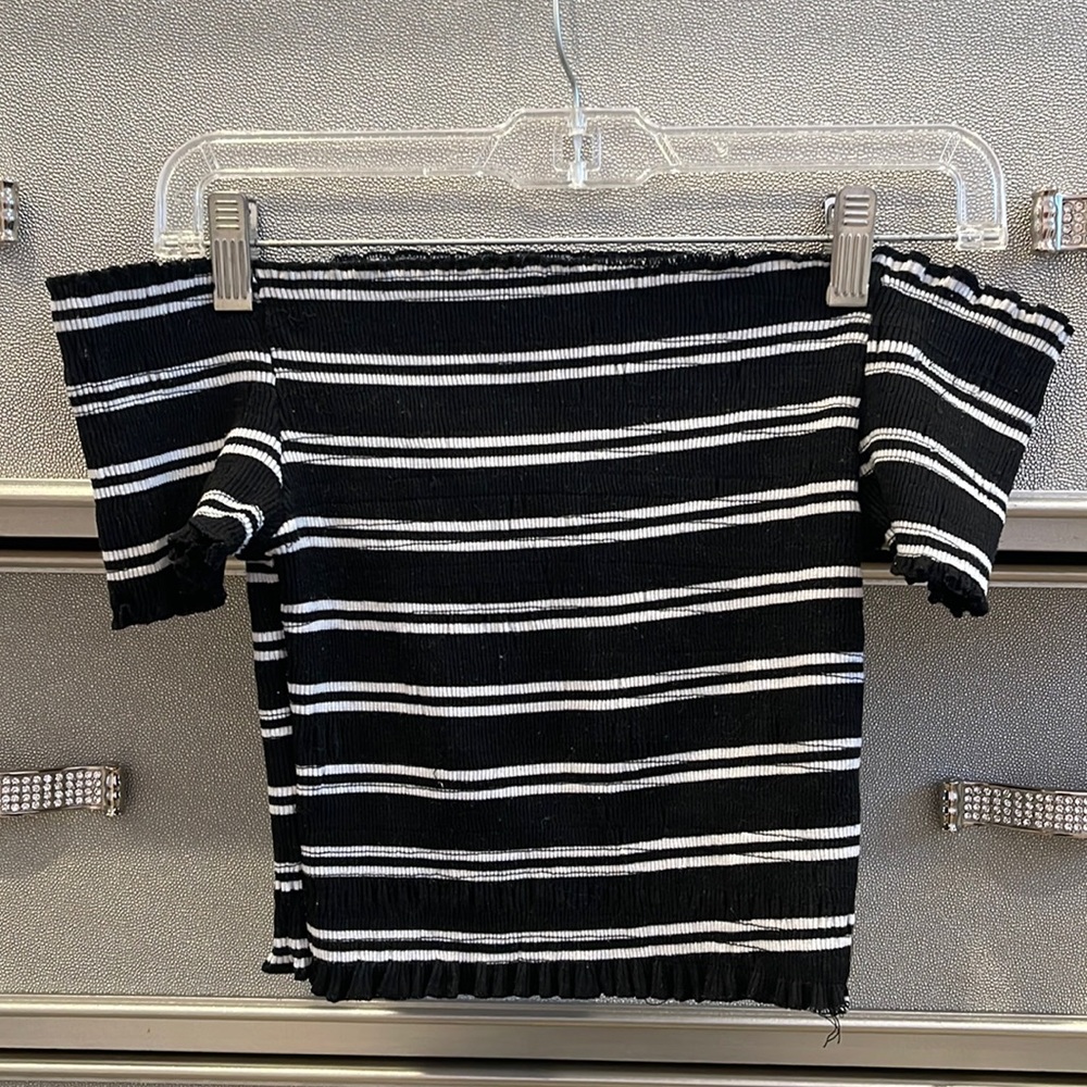 OFF-THE-SHOULDER crop top